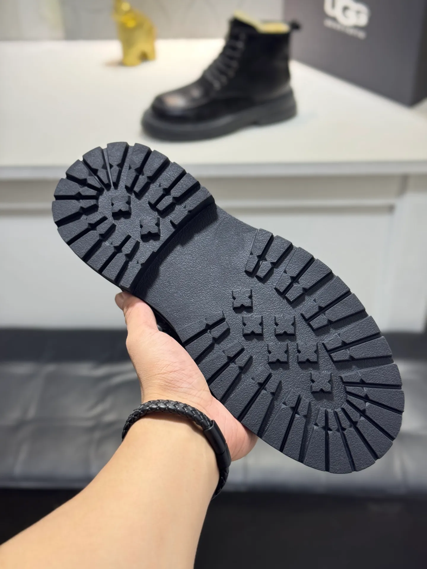 Men's men's shoes 💰660 [New style] 🦥🦥UGG - high-end quality 🔥Australian imported wool 🔥Full fur original single entry and exit counter without pressure, let you feel no replacement 💏The upper is made of first-layer cowhide 'all original Australian wool' Strict men's boots thick wool can be distinguished by the naked eye 💓Real wool keeps warm and does not smell like feet, warms the whole winter ✨Carefully crafted for those who know the goods🔥Size: 38-44 (45 customized